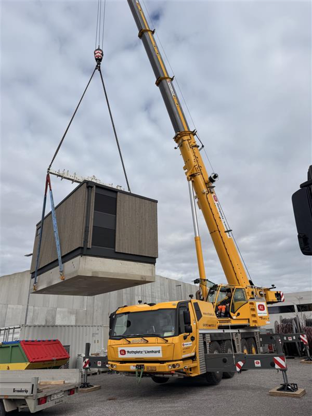 KAMBI-Station für Eniwa AG — Projektteam mit Holzbau Dawen vor der Station