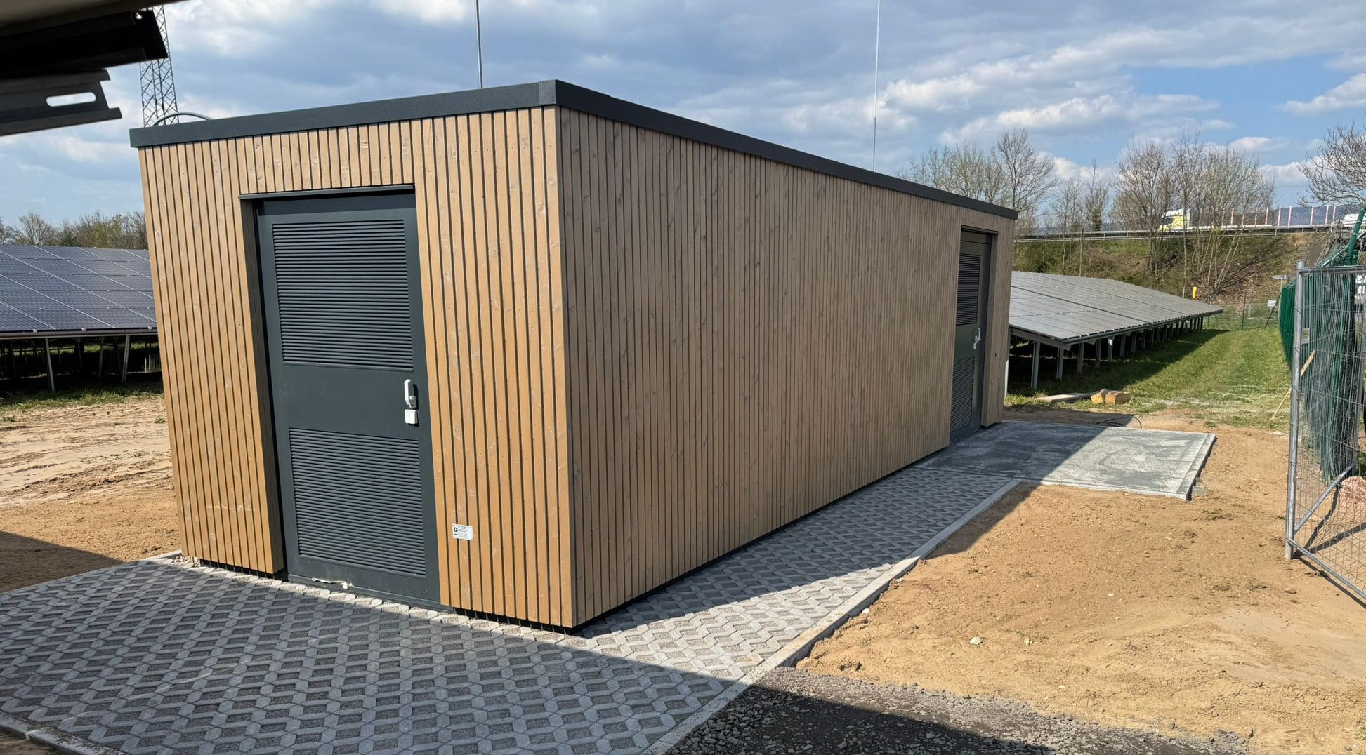 KAMBI-Station aus Holz – aufgestellte Trafostation mit Holzfassade