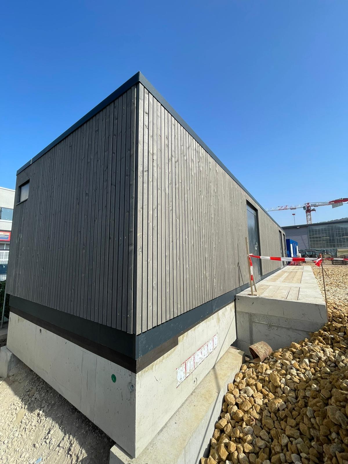 KAMBI-Station mit vergrauter Fassade auf Baustelle