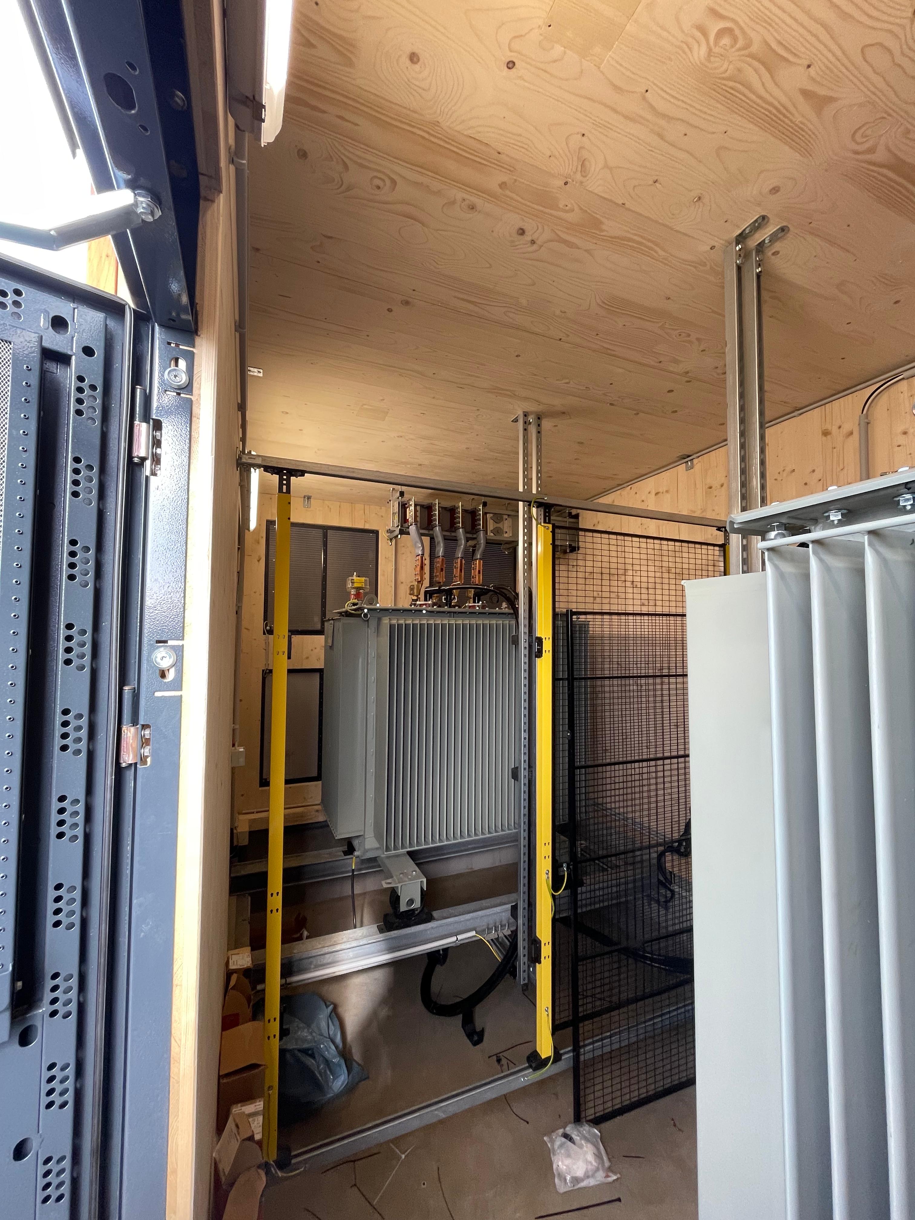 Innenraum einer KAMBI-Station mit Trafo und Schaltanlage