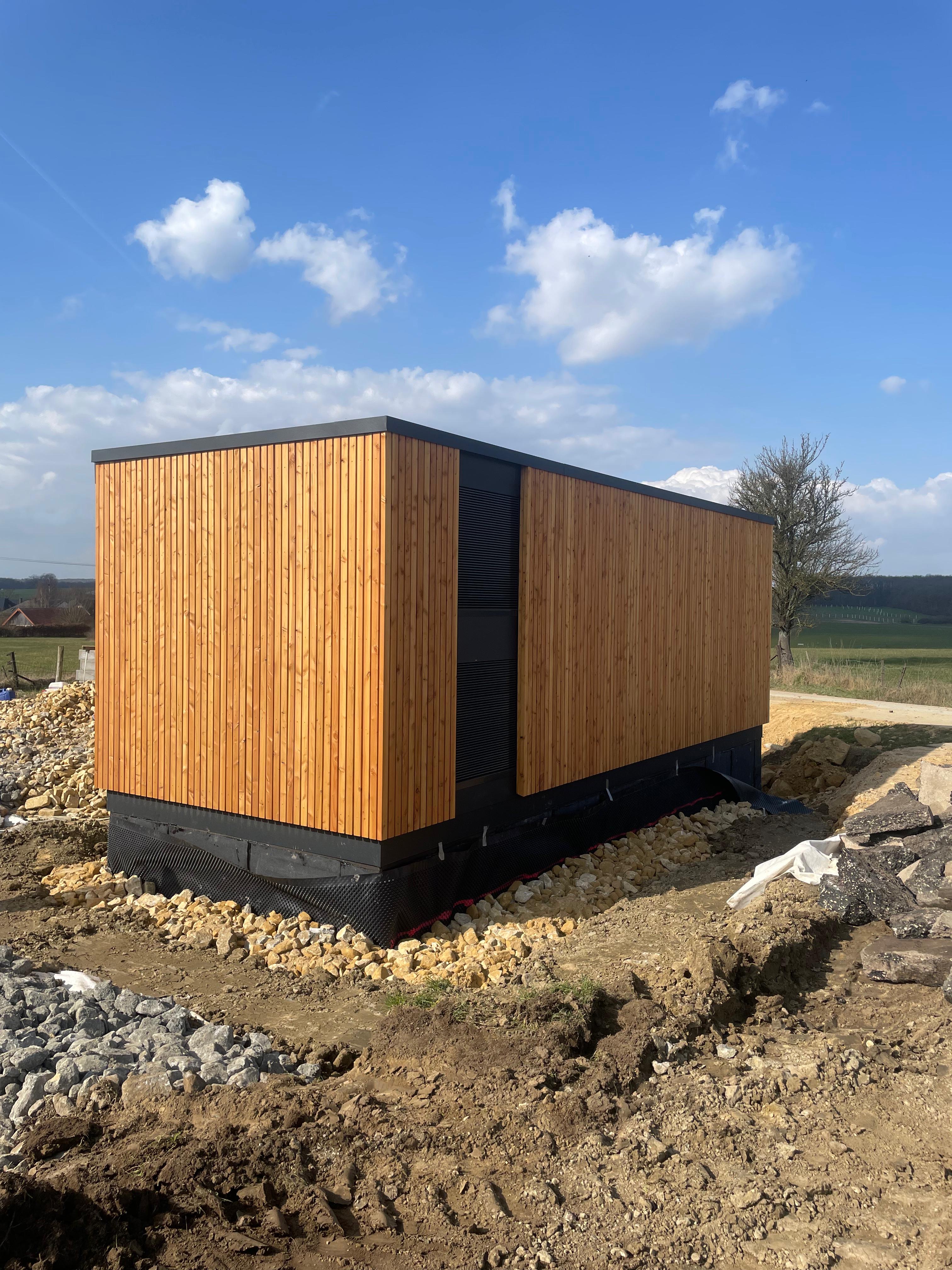KAMBI-Station mit Lärchenfassade in ländlicher Umgebung